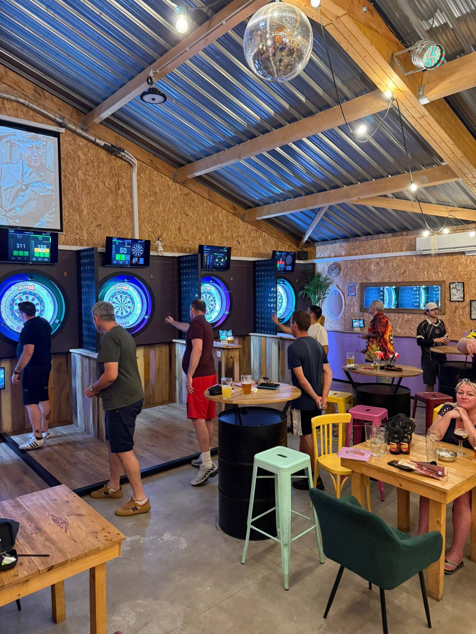 Dartrad a Pontivy, le bar a flechettes de Thibault Tricole